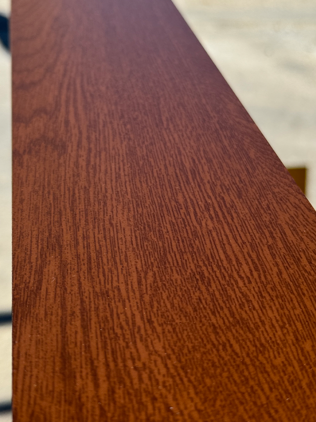 Realistická fotka: Detail kresby drevodekoru TEPIRA